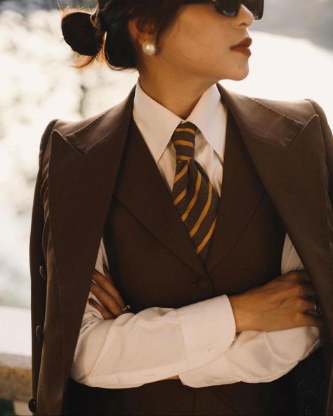 Women With Ties, Character Inspiration Girl, Women In Tie, Women Wearing Ties, Dandy Style, Suit Jackets For Women, Women Ties, Woman Suit Fashion, Suit Women