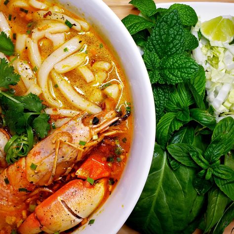 Banh Canh, Water Noodles, Vietnamese Shrimp, Fish Patties, Vietnamese Soup, Recipes Fish, How To Make Meatballs, Vietnam Food, Soup Broth