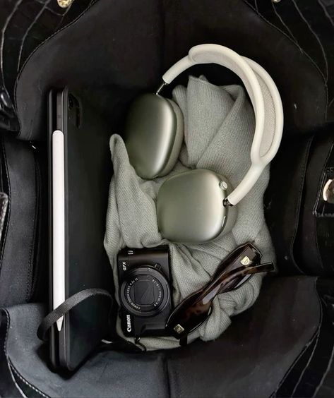 Inside My Bag, Mia 3, What's In My Bag, Foto Ideas Instagram, Bag Essentials, In My Bag, Future Me, Essential Bag, Future Life