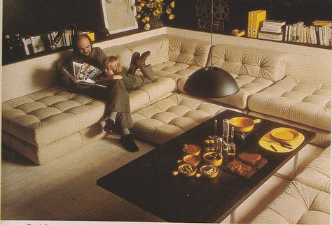 Mobili lounge -obsessed with this couch. 70s Conversation Pit, Wicker Furniture Cushions, Conversation Pit, 1970s Decor, 1970s Home, Retro Caravan, Retro Interior Design, Sunken Living Room, Joe Colombo