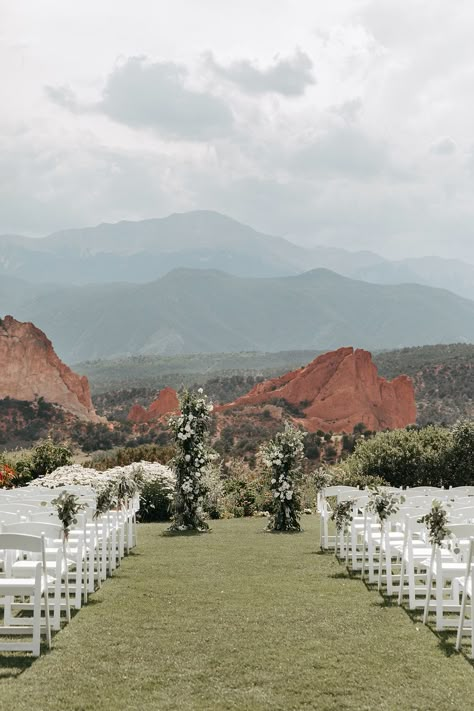 A luxury resort nestled amidst the iconic red rock formations of Garden of The Gods Park - the perfect place for a stunning Colorado wedding. Garden of The Gods Resort is a wedding venue in Colorado Springs that fuses natural beauty with lavish amenities. Wedding Venue In The Mountains, Iconic Wedding Venues, Colorado Wedding Ceremony, Tunnel Mountain Reservoir Wedding, Garden Of The Gods Resort Wedding, Arizona Mountain Wedding, Wedding In The Mountains Colorado, Winter Park Colorado Wedding, Redwood Wedding Venues