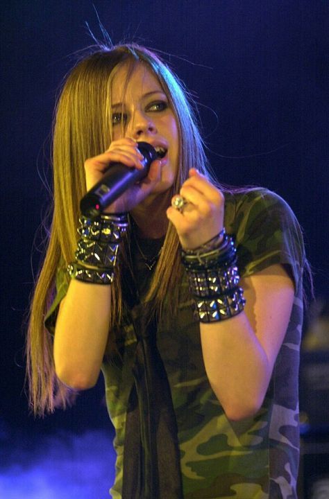 Amsterdam - 15 Julio - 02 - AvrilPix Gallery - The best image, picture and photo gallery about Avril Lavigne - AvrilSpain.Com Avril Lavigne 2002, Avril Lavigne Let Go, Avril Levigne, Cl Instagram, Avril Lavingne, Avril Lavigne Photos, 2000s Punk, Avril Lavigne Style, Punk Rock Princess