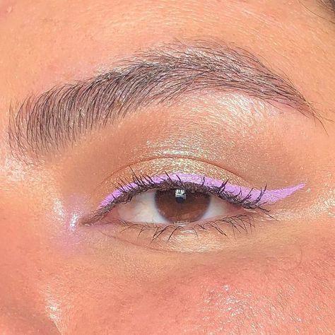 Colorful Eyeliner Brown Eyes, Graphic Purple Eyeliner, Pink Liquid Eyeliner, Purple Eyeliner Aesthetic, Lilac Eyeliner Looks, Light Purple Eyeliner, Lavender Eyeliner Looks, Pink Eyeliner Looks Simple, Simple Colored Eyeliner