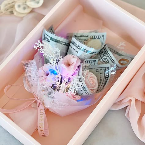 Pretty Gifts, Dried Flowers Bouquet, Gift Box Handmade, Money Flowers, Money Cake, Gift Box For Men, Money Bouquet, Creative Money Gifts, Flowers Card