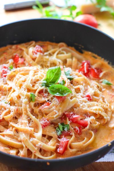 Roasted Red Pepper Fettuccine with Cream Feta Sauce! Taste like a restaurant quality pasta dish - but only a few ingredients! Pasta Perfection! Creamy Feta Sauce, Feta Sauce, Pasta And Sauce, Creamy Feta, Feta Pasta, Fettuccine Alfredo, Roasted Red Pepper, Tasty Pasta, Pasta Dish