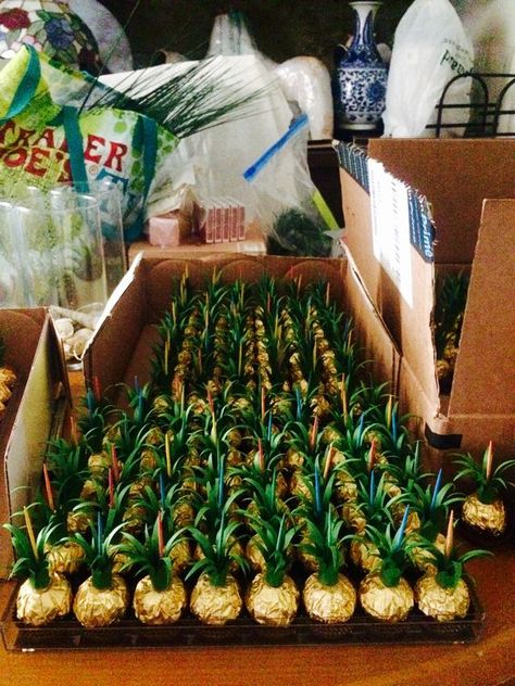 Ferrero Roche sweets turned into little pineapple favors Luau Drinks, Bridal Shower Food Table, Hawaii Wedding Ideas, Gender Neutral Party Themes, Pineapple Favors, Pineapple Centerpiece, Havana Nights Party, Luau Food, Tropical Centerpieces