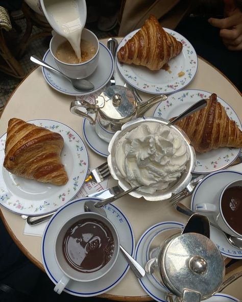 Instagram Paris Wine Aesthetic, Cafe In Europe, Carette Paris Aesthetic, Winter Cafe Food, Paris Aesthetic Food, Winter Cafe Aesthetic, Paris Coffee Shop Aesthetic, French Cafe Food, London Cafe Aesthetic