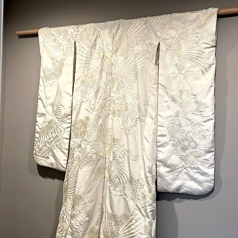 Decorate With This Beautiful White Wedding Kimono,Purchased In Japan. It Is 70 In Long And 52 In Wide. Embossed With White Silk Cranes. This Was Used In A Wedding Ceremony Fur Kimono, Kimono Wedding Dress, Traditional Japanese Wedding, Kimono Bride, Japanese Traditional Fashion, Japanese Wedding Kimono, Vintage Kimono Fabric, Modern Kimono, White Kimono