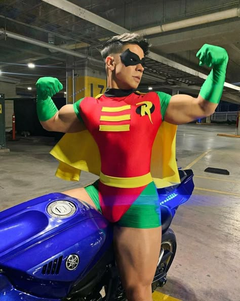 Gay Halloween Costumes, Gay Costume, Robin Costume, Superhero Cosplay, Male Cosplay, Mens Halloween Costumes, Super Hero Costumes, Mens Costumes, Cool Costumes