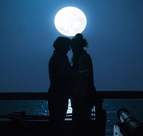 Kissing Under The Moonlight, I Want Love, Under The Moonlight, Relationship Stuff, Photography Images, Art Memes, Under The Stars, New Moon, Image Photography