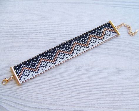 Motif géométrique de perles de métier à tisser, motif PDF de bracelet Miyuki Delica, motif de bracelet classique en or blanc noir, téléchargement immédiat de perles PDF - Etsy France Delica Bracelet, Seed Bead Bracelet Patterns, Beaded Jewelry Earrings, Bead Loom Designs, Bracelet Miyuki, Diy Beaded Bracelets, Loom Bracelet Patterns, Beaded Jewlery, Beaded Flats