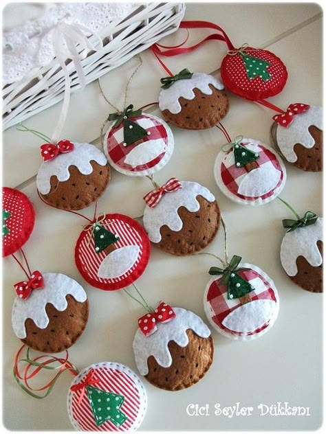 super cute felt ornaments...how adorable would these be on a rustic brown ornament tree? Diy Felt Christmas Ornaments, Felt Ornaments Diy, Felt Christmas Decorations, Christmas Felt, Christmas Ornament Pattern, Felt Ideas, Felt Decorations, Felt Christmas Ornaments, Felt Projects