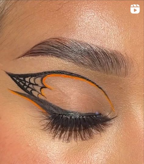 Subtle Halloween Eyeliner, Halloween Eyeliner Ideas Witch, Witch Eye Makeup Easy, Simple Halloween Eyeliner, Halloween Graphic Liner, Spider Eyeliner, Spiderweb Eyeliner, Spiderman Makeup, Witch Eyes