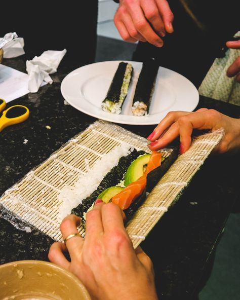 Sushi making class in London Making Sushi At Home Aesthetic, Sushi Making Aesthetic, Making Sushi Aesthetic, Sushi Moodboard, Sushi Making Party, Club Event Ideas, Summer Date Night Ideas, Ramen And Sushi, Making Sushi At Home