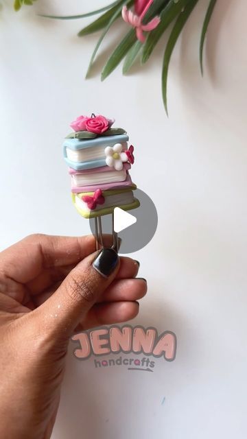 How To Make Book Marks Step By Step, Clay Tutorials Step By Step, Cold Porcelain Clay, Diy Clay Bookmarks, Polymer Clay Craft, Polymer Clay Bookmarks Ideas, Clay Book, Clay Book Marks, Bookmarks Clay