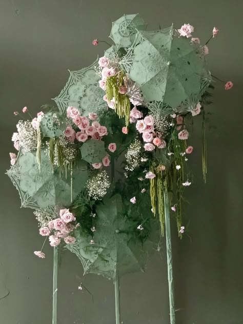 Wedding Installations Decor, Floral Installation, Anthropologie Window Display, Floristry Design, Flower Installation, Backdrop Decorations, Diy Wedding Decorations, Flower Fashion, Window Display