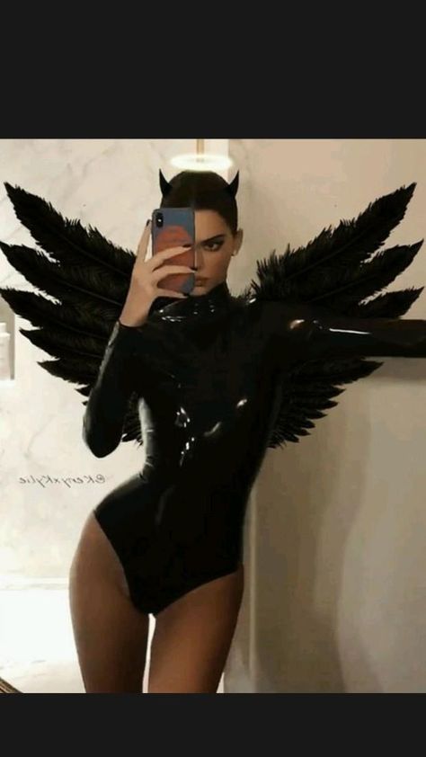 Kendall Jenner Halloween, Stile Kendall Jenner, Halloweenský Makeup, Hot Halloween Outfits, Kim K Style, Angel Costume, Trendy Halloween Costumes, Kardashian Kollection, Halloween Costume Outfits