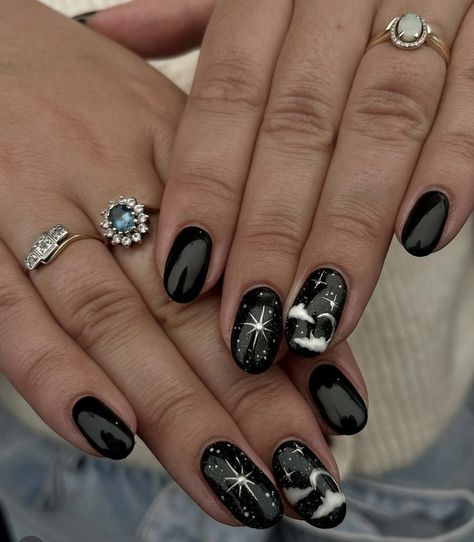 Sun And Moon Nails Simple, Witchy Short Nails, Sun And Moon Nails, Celestial Nails, Black Silver Nails, Biab Nails, Star Nail Designs, 1st September, Witchy Nails