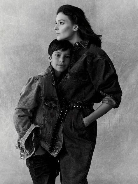 Mom Son Portrait, Park Photoshoot Family, Editorial Photography Family, Mother Son Poses Photography, Mom And Son Studio Photoshoot, Vogue Family Photoshoot, Mom Son Photoshoot Picture Ideas, Boy Mom Photo Shoot, Mother And Sons Photoshoot