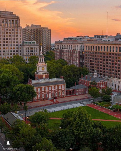 Philadelphia Independence Hall, Colonial Philadelphia, Independence Hall Philadelphia, Dream Building, Dc Trip, Independence Hall, Dc Travel, National Treasure, Rental Properties