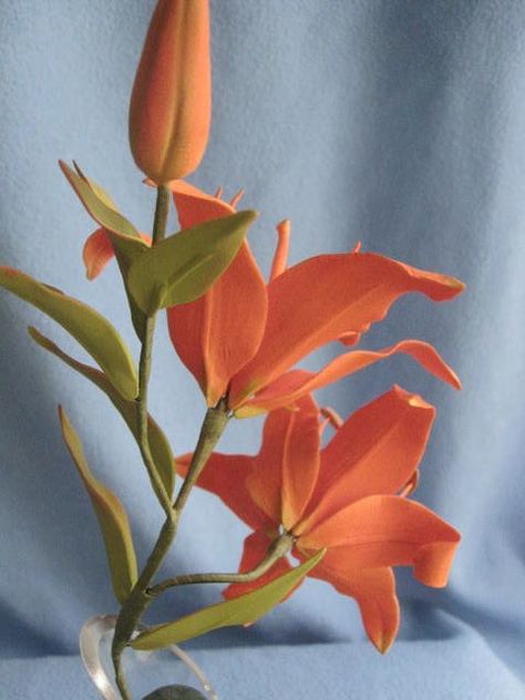 Gumpaste Tiger Lilies by master artist Pilar Gonzalez of Sunflower Sugar Art Sugar Paste Flowers, Tiger Lilies, Gumpaste Flowers, Gum Paste Flowers, Fondant Flowers, Buttercream Flowers, Sugar Craft, Sugar Paste, Clay Flowers