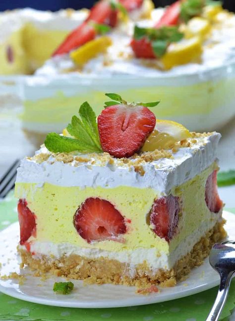 Strawberry Lemonade Lasagna | Lemon Strawberry Dessert Lasagna Lasagna Desserts, Easy Foods To Make, Foods To Make At Home, Nut Pie, Dessert Lasagna, Desserts With Few Ingredients, No Bake Lemon Cheesecake, Lemon Cheesecake Bars, Easy Foods