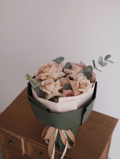 Florist Bouquets, Paper Flowers Bouquet, Floral Packaging, Bouquet Packaging, Flower Bouquet Diy, Flower Box Gift, Flowers Instagram, Boquette Flowers, Aesthetic Flowers