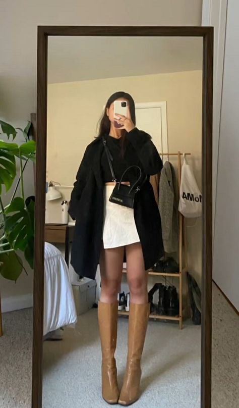 Cute outfit with a white short skirt and boots White Skirt Winter, White Skirt Black Top, White Mini Skirt Outfit, Beige Skirt Outfit, Brown Coat Outfit, Tight Skirt Outfit, Outfits 60s, A Line Skirt Outfits, White Leather Skirt