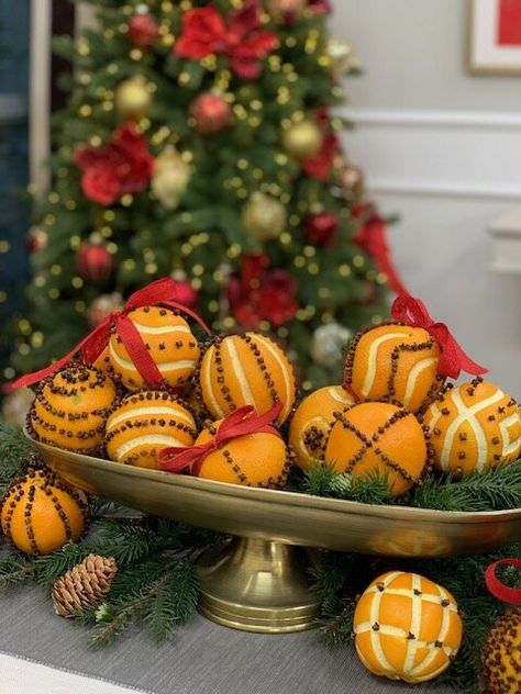 Diy Thanksgiving Centerpieces, Orange Pomanders, Centerpiece Craft, Christmas Smell, Natural Christmas Decor, Orange Clove, Diy Thanksgiving, Dried Oranges, Christmas Material