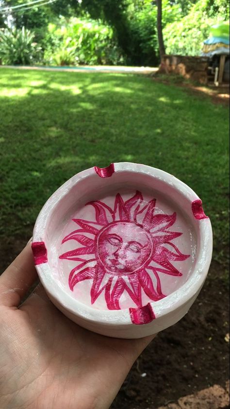 Sun Ashtray Clay, Cool Ashtray Ideas, Hello Kitty Ash Tray Clay, Clay Ash Trays Aesthetic, Sphere Clay Ideas, Ashtray Made Of Clay, Cute Ash Tray Clay, Artsy Ashtray, Diy Clay Ashtray Aesthetic