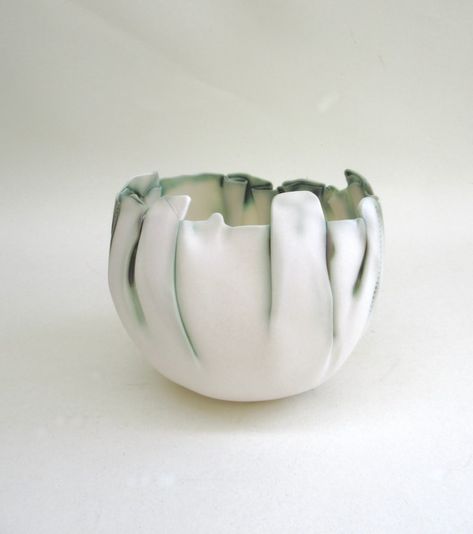 Hand Built Porcelain Bowl ... Balloon Bowl ... Matte Copper Green - Etsy UK Hand Built Porcelain, Handbuilt Porcelain Pottery, Ceramic Texture, Green Copper, Porcelain Pottery, Porcelain Bowl, Style Expert, Pottery Ideas, Art Ceramics