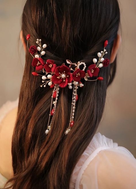 Color: red, and white Length: 19 cm Material: iron alloy and imitation pearls Details: Chinese wedding hairpin with red flowers A Chinese wedding hairpin with red flowers and tassels Create a perfect bridal updo with this elegant Chinese wedding hairpin. This sophisticated Chinese-style hairclip is designed with red flowers, pearl details, and tassels. It will perfectly complement the wedding style of your qipao dress during the tea ceremony. The delicate camellias on the hairpin are associated Elegant Hair Accessories, Chinese Hairpin Hairstyle, Tea Ceremony Hair, Asian Style Wedding, Qipao Outfit, Hair Decoration Accessories, Chinese Hairstyles, Hair Design For Wedding, Red Hair Accessories