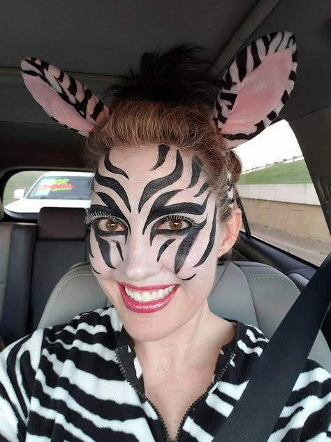 Zebra Costume Make-up 2018 Zebra Face Makeup, Zebra Face Paint For Kids, Zebra Costume Makeup, Zebra Diy Costume, Zebra Makeup Halloween, Zebra Costume Women, Diy Zebra Costume, Zebra Makeup Look, Zebra Eye Makeup