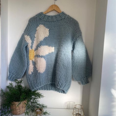 celina🧶 on Instagram: “I love my lazy Daisy sweater! I can’t wait to release the pattern. When my website launches (who would like a sneak peak at it?) I’m…” Pullover Sweater Knitting Pattern, Daisy Sweater, Crochet Classes, Sweater Knitting Pattern, Knit Vest Pattern, Cable Knit Hat, Crochet Hook Set, Sweater Crochet Pattern, Bulky Yarn