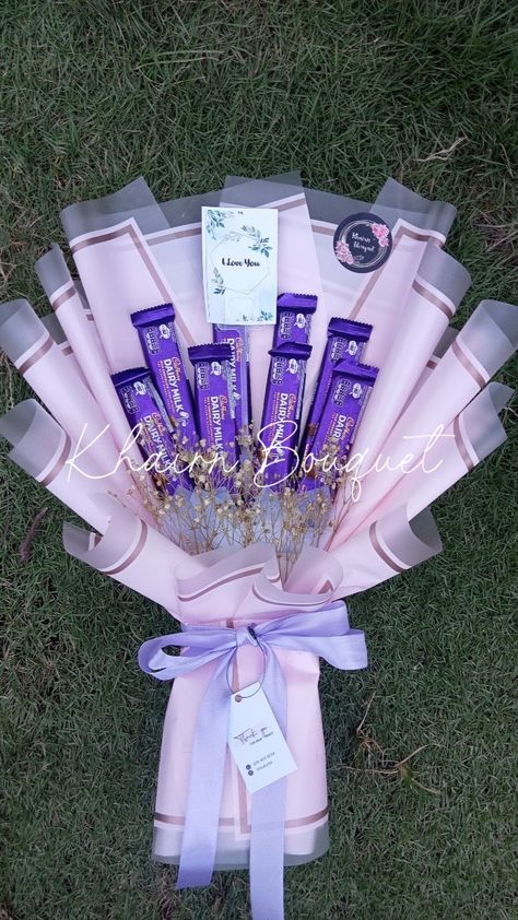 Chocolate Bukey Gift, Buket Coklat Dairy Milk, Dairy Milk Aesthetic, Bouquet Snack Aesthetic, Chocolate Bouquet Aesthetic, Buket Snack Aesthetic, Dairy Milk Bouquet, Coklat Dairy Milk, Buket Aesthetic