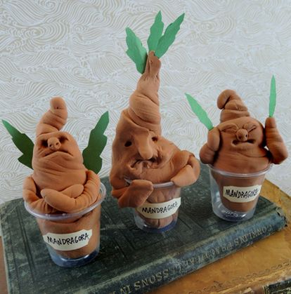 An easy mandrake that even the littlest wizard or witch can repot! Harry Potter Motto Party, Harry Potter Weihnachten, Harry Potter Party Games, Harry Potter Activities, Harry Potter Day, Harry Potter Christmas Decorations, Harry Potter Theme Birthday, Cumpleaños Harry Potter, Stile Harry Potter