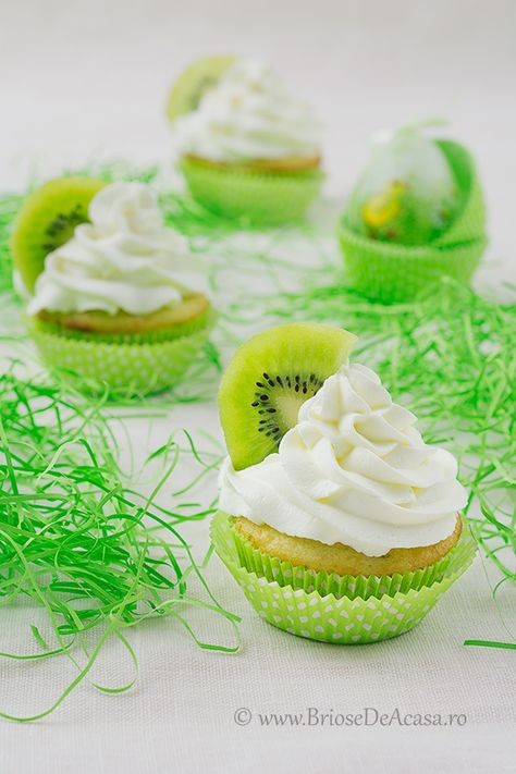 Kiwi Cupcakes Teacher Food Gifts, Kiwi Cupcakes, Fruity Cupcakes, Mojito Cupcakes, Fruit Cupcakes, Chocolate Lemon, Coconut Cupcakes, Homemade Cupcakes, Cupcakes Recipe