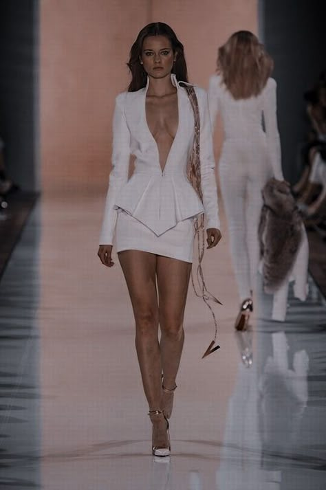 Top Model Aesthetic, High Fashion Runway Outfits, Model Outfits Runway, Fashion Runway Aesthetic, Runway Model Aesthetic, Pose Mannequin, Top Model Fashion, Vision Board 2023, Fit Bodies