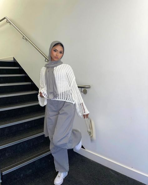 Modest Mall Outfit, Hijabi Trouser Outfit, Parachute Pants Hijab Outfit, Hijabi Shirt Outfit, Y2k Hijabi Outfits, Trip Clothes Outfits, Trendy Hijab Outfits Summer, Hijab Summer Outfits Casual, Summer Hijab Outfits Casual