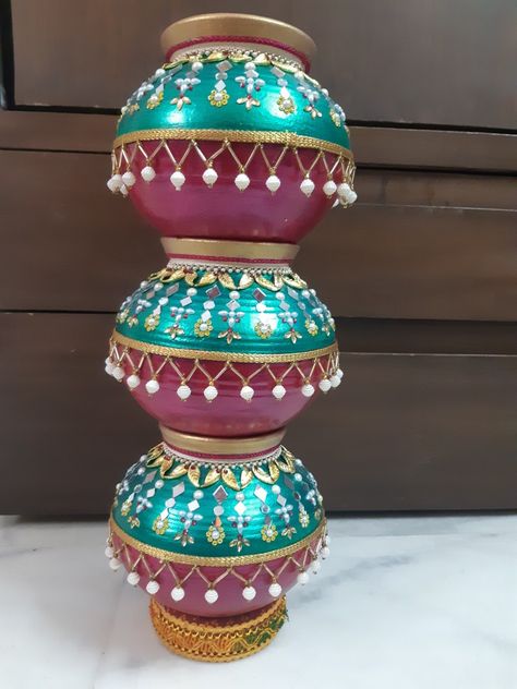 Mud Pots Decoration, Matka Decoration Pots Wedding, Mataka Art, Matki Painting Ideas, Matka Decoration, Kalash Decoration, Handmade Decorative Items, Trendy Wedding Favors, Navratri Garba