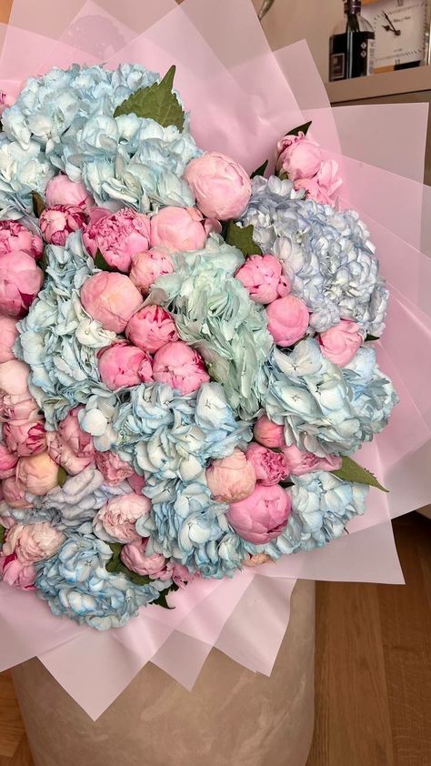 Roses Box Luxury, Baby Blue Flowers, Luxury Flower Bouquets, Fresh Flower Bouquets, Boquette Flowers, Flower Boutique, Flowers Bouquet Gift, House Smell, Flower Therapy