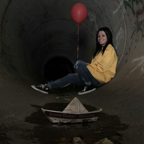 Halloween Movie Photoshoot, Apocalypse Photoshoot Ideas, Horror Senior Pictures, Horror Movie Photography, Horror Movie Photoshoot Ideas, Spooky Senior Pictures, Halloween Senior Pictures, Senior Picture Ideas Best Friends, Pennywise Photoshoot