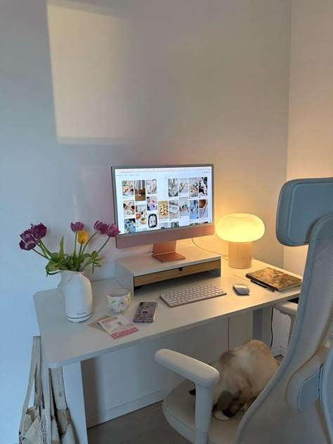 Office In Room Ideas, Office Table Desk Work, Clean Aesthetic Desk Setup, Modern Desk Setup Bedroom, Office Desk Decor For Home, Cute Minimalist Desk Setup, Bedroom Monitor Set Up, Desk With Macbook, Ikea Laptop Stand