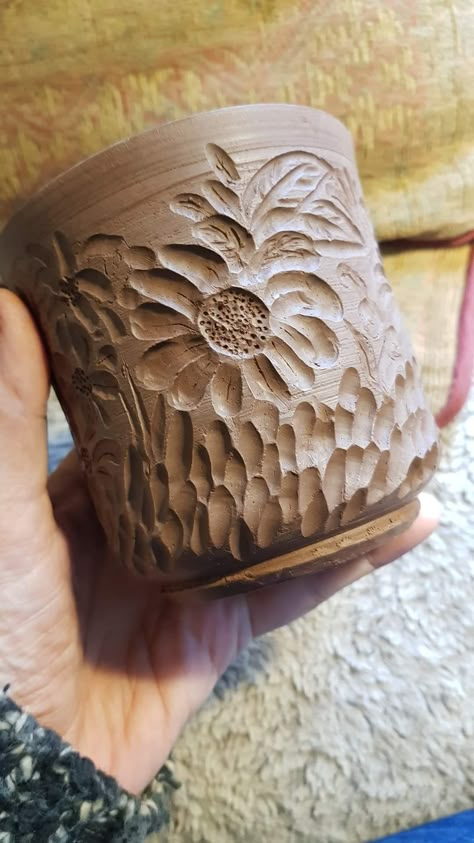 Pinch Pots With Texture, Sgraffito Pinch Pot Designs, Pinch Pot Carving Ideas, Ceramic Mug Designs Texture, Mug Carving Ideas, Clay Carving Designs, Pinch Pot Mug, Ceramic Carving, Carving Clay