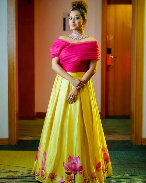 Hand Painted Lehenga Designs, Haldi Outfits For Women, Outfit For Haldi Function For Bride, Brocket Suit, Hand Painted Lehenga, Gold Blouse Designs, Exclusive Saree Blouse Designs, Sleeveless Blouse Designs, Saree Painting Designs