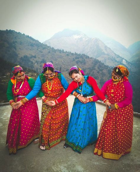 Garhwali Traditional Dress, Uttrakhand Traditional Dress, Uttarakhand Traditional Dress, Uttarakhand Painting, Pahadi Couple, Pahadi Jewellery, Garhwali Culture, Pahadi Culture, Uttarakhand Culture