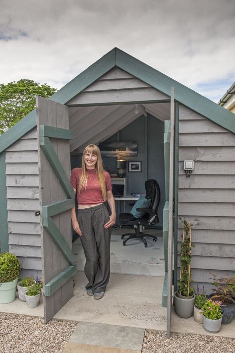 This home office in a shed has just won an award Shed Cave Ideas, Office Shed With Bathroom, She’d Office Ideas, Outdoor Home Office Ideas, Tiny Office Shed, Backyard Home Office, Convert Shed To Office, Small Office Shed, Garden Office Interior Ideas