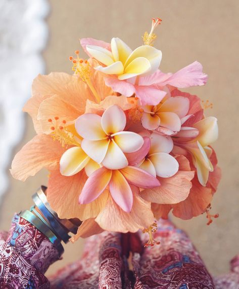 Flores Plumeria, Plumeria Bouquet, Wedding Rings Ideas, Hibiscus Bouquet, Hawaiian Wedding Rings, Hibiscus Wedding, Wedding Ring Ideas, Rings Ideas, Plumeria Flowers