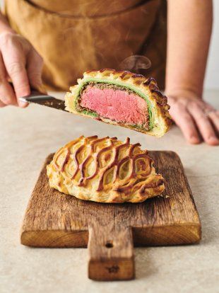 A simpler but equally impressive Beef Wellington for 2 – beautiful, blushing beef with mushroom pâté and spinach pancakes, wrapped up in golden puff pastry. Dinner Ideas For 2, Christmas Beef, Beef With Mushroom, Panini Recipes Chicken, Dinner Ideas For Two, Spinach Pancakes, Quick Dinner Ideas, Butter Puff Pastry, Beef Wellington Recipe