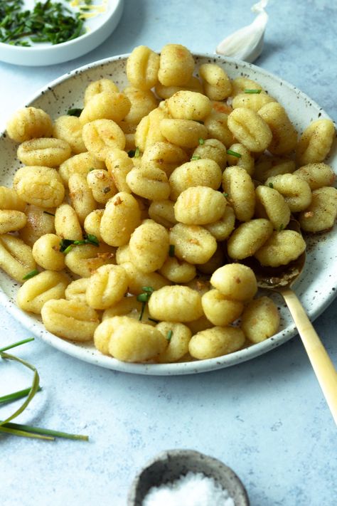 Rosé Recipes, Roasted Gnocchi, Fried Cheese Curds, Homemade Gnocchi, Rose Recipes, Cauliflower Steaks, Vegan Pasta Recipes, Yummy Pasta Recipes, Spicy Chili